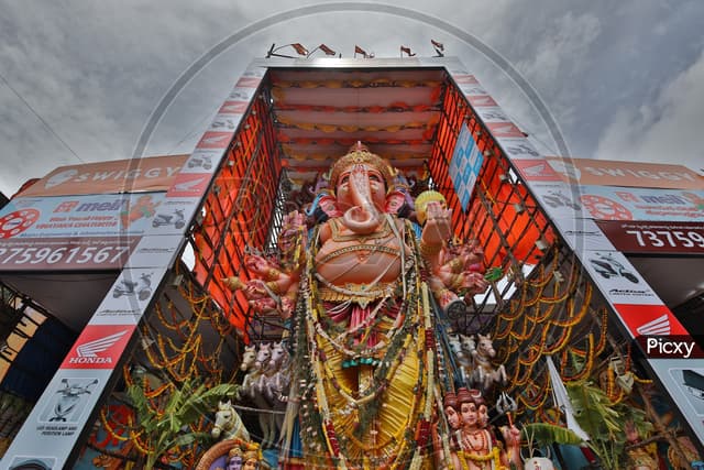 हैदराबाद में 69 फीट ऊँचे खैराताबाद गणपति के दर्शन, सरकार ने दी नि:शुल्क बिजली की सौगात
