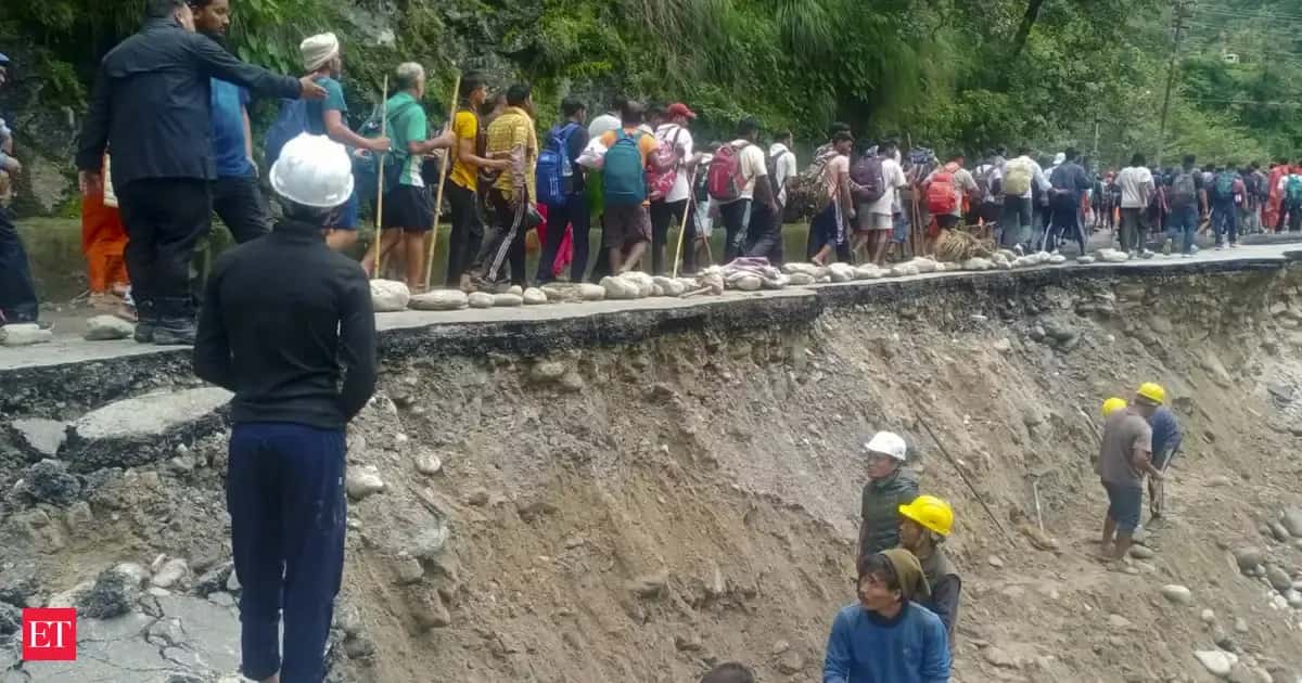 केदारनाथ यात्रा भूस्खलन: दो श्रद्धालुओं की मौत, यात्रा 3 सितंबर तक स्थगित